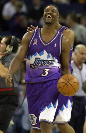 阿根廷国家队抵达安哥拉，大批球迷等候并高呼梅西名字